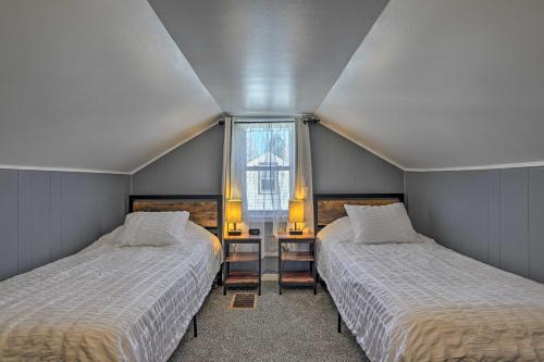 2 Betten in einem Zimmer mit Fenster in der Unterkunft Charming Family Home about 4 Mi to Granite Peak! in Wausau