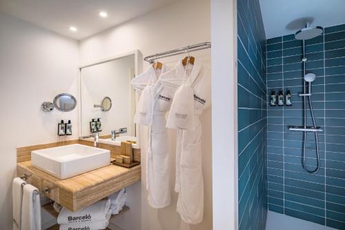 W łazience znajduje się umywalka i lustro. w obiekcie Barceló Fuerteventura Royal Level w mieście Caleta De Fuste