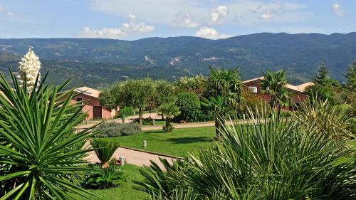 vista su un parco con montagne sullo sfondo di Popilia Country Resort a Pizzo