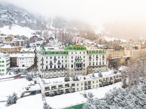 une ville recouverte de neige avec des bâtiments dans l'établissement Grand Hotel Kronenhof, à Pontresina