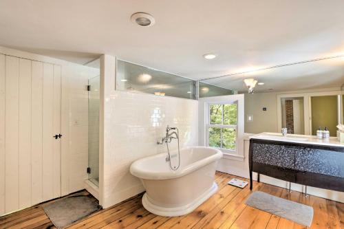 ein großes Bad mit einer Badewanne und einem Waschbecken in der Unterkunft Classic Roxbury Home with Picturesque Backyard! in Roxbury