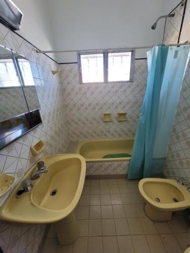 La salle de bains est pourvue de 2 lavabos et d'une baignoire. dans l'établissement Lo de Mulata - Amplia Casa Céntrica en Planta Alta, à Concordia