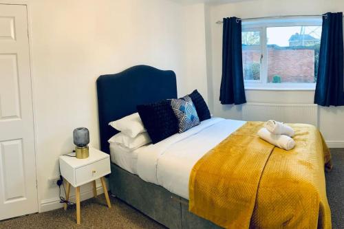 Un dormitorio con una cama con un osito de peluche. en Deluxe Detached 3 bedroom house near Sheffield, en Rotherham
