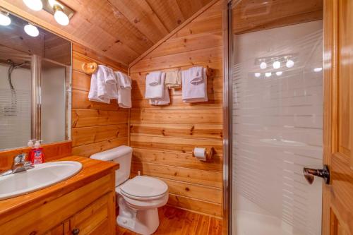 La salle de bains est pourvue d'une douche, de toilettes et d'un lavabo. dans l'établissement Angel Fire Retreat Near Lift for Mtn Biking, à Angel Fire