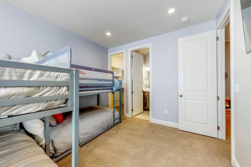 1 dormitorio con 2 literas y pasillo en Red Rock Retreat, en Washington