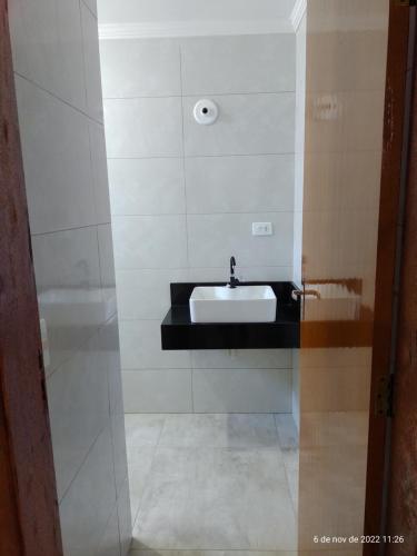 baño con lavabo y encimera negra en Casa Duplex com Vista pro Mar en Guaratuba
