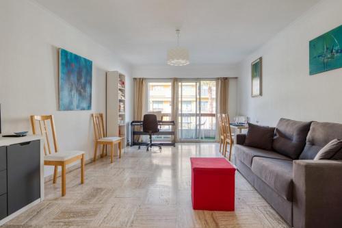 Coin salon dans l'établissement Nice flat with terrace and parking at the heart of Cagnes-sur-Mer - Welkeys