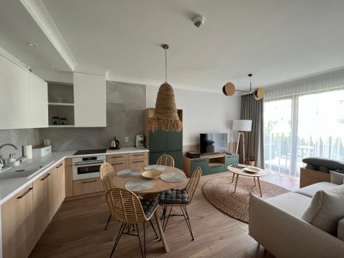 Kuchyňa alebo kuchynka v ubytovaní NA WYDMIE APARTAMENT - Rezydencja Niechorze 111