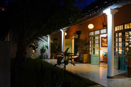 Taman di luar Ronaya Surf Waves