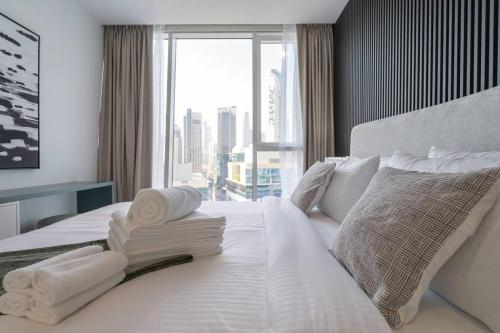 Postel nebo postele na pokoji v ubytování Cosmopolitan Apartment with Burj Khalifa View