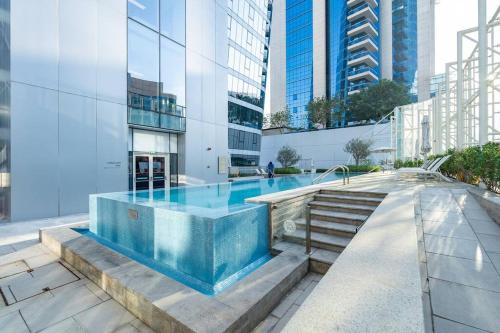 Bazén v ubytování Cosmopolitan Apartment with Burj Khalifa View nebo v jeho okolí
