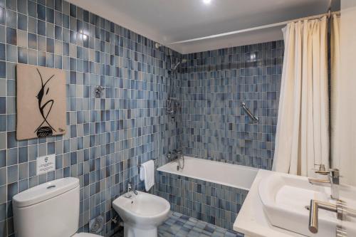 フンシャルにあるCasa Sta Claraの青いタイル張りのバスルーム(トイレ、シンク付)