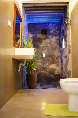 Bilik mandi di Ronaya Surf Waves