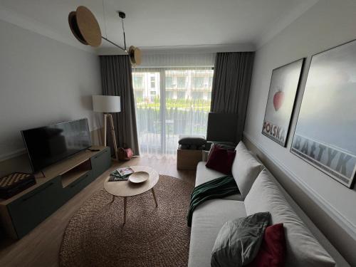 Televízia a/alebo spoločenská miestnosť v ubytovaní NA WYDMIE APARTAMENT - Rezydencja Niechorze 111