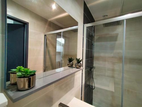 y baño con ducha, lavabo y espejo. en Agréable et moderne 2 pièces ~ confort et design, en Clermont-Ferrand