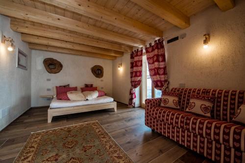 a living room with a couch and a bed at Bed & Breakfast Alchemilla in Gressoney-la-Trinité