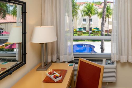 Basen w obiekcie Quality Hotel Real Aeropuerto San Salvador lub w pobliżu