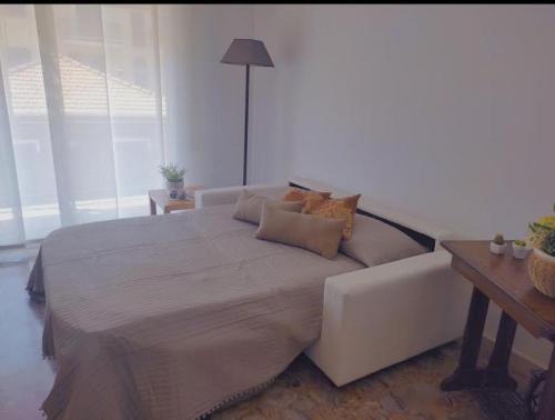 Ένα ή περισσότερα κρεβάτια σε δωμάτιο στο APPARTAMENTO DELIZIOSO CON TERRAZZO IN CENTRO-DELICIOUS APARTMENT WITH TERRACE