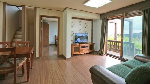een woonkamer met een bank en een televisie bij Chalet Resort in Pyeongchang 