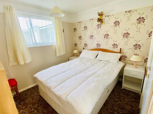 Llit o llits en una habitació de Quiet and Comfy 2- bedroom Holiday Chalet, walk to the beach, Norfolk