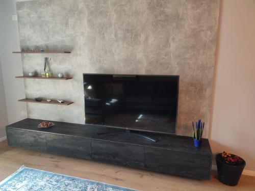 Φωτογραφία από το άλμπουμ του Feels like home στα Τίρανα