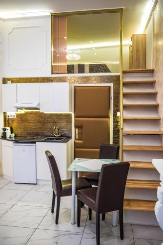 Кухня или мини-кухня в Exclusive Apartmanok Szeged
