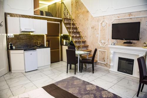 cocina y comedor con mesa y chimenea en Exclusive Apartmanok Szeged, en Szeged