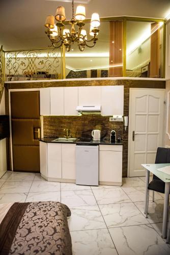 Кухня или мини-кухня в Exclusive Apartmanok Szeged
