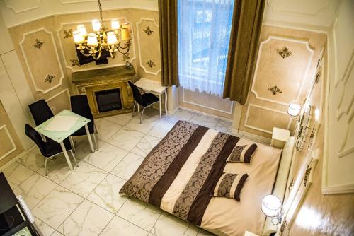 1 dormitorio con 1 cama grande y chimenea en Exclusive Apartmanok Szeged, en Szeged
