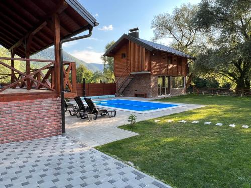 una casa con piscina nel cortile di Eko vila Krupa a Krupa na Vrbasu