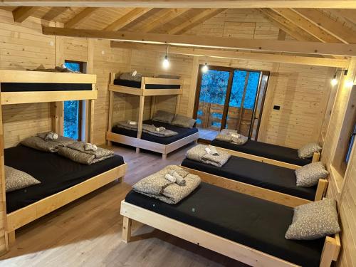una camera con 4 letti a castello in una cabina di Eko vila Krupa a Krupa na Vrbasu