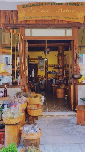 a store with baskets of food inside of it at 1924 Studios 2 in Áyios Pétros