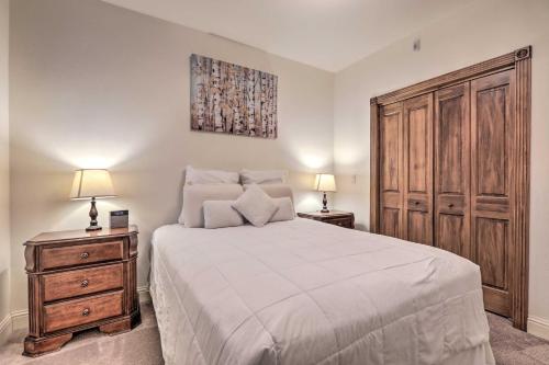 1 dormitorio con 1 cama grande y 2 mesitas de noche en Cozy Central Glenwood Springs Condo with 2 Decks! en Glenwood Springs