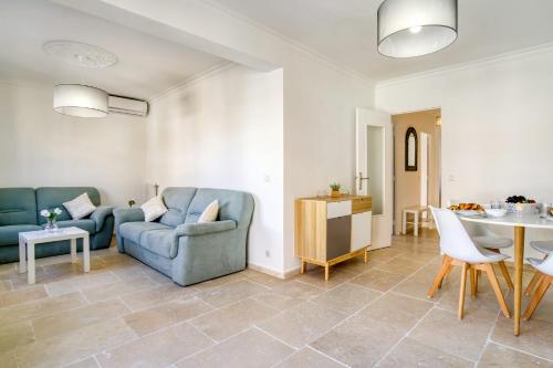 un salon avec un canapé et une table dans l'établissement Appartement Bricka - Welkeys, à Antibes