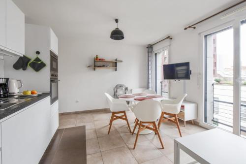 cocina y comedor con mesa y sillas en Modern flat near Montmartre at the doors of Paris in Clichy - Welkeys, en Clichy