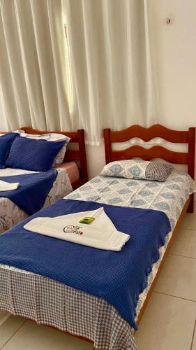 two beds with a towel on top of them at Chacara do Alemao in Flecheiras