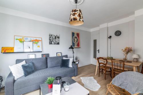 un salon avec un canapé et une table dans l'établissement Appartement de la Bannière - Welkeys, à Lyon