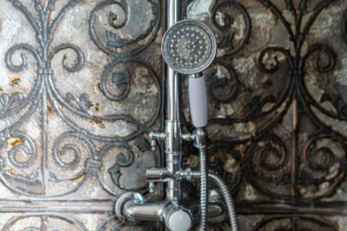 a blow dryer is attached to a metal wall at Casa Estábulo- Cozy Rustic Farmhouse LOFT TOURO in Estômbar