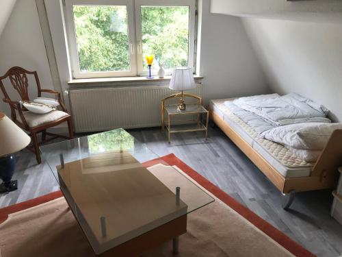 een slaapkamer met een bed, een tafel en een raam bij Monteur Gäste Zimmer Stadt Hafen in Husum