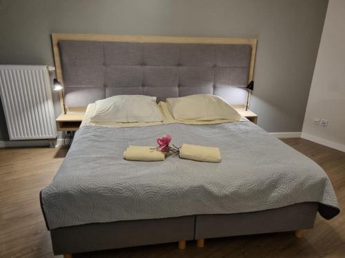 Posteľ alebo postele v izbe v ubytovaní Apartament z HUŚTAWKĄ Bel Mare