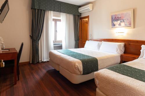 Postel nebo postele na pokoji v ubytování Hotel Alameda Málaga