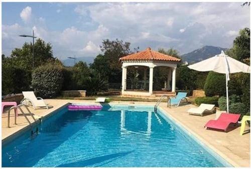 einen Pool mit Pavillon im Hof in der Unterkunft Aile de villa climatisée avec piscine in Porticcio