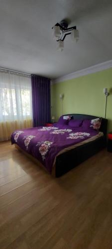 เตียงในห้องที่ Apartament