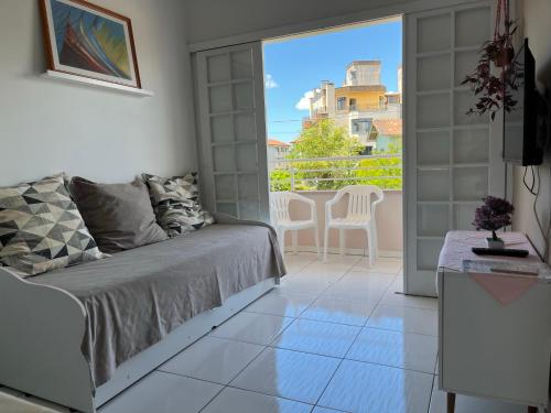 uma sala de estar com um sofá e uma varanda em Los Hermanos Residencial em Florianópolis