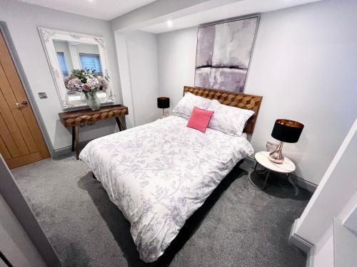 1 dormitorio con 1 cama con almohada rosa en Olívia Rojo en Cromer