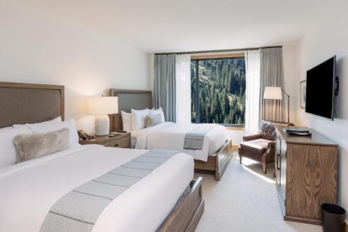 une chambre d'hôtel avec deux lits et une fenêtre dans l'établissement The Snowpine Lodge, à Alta