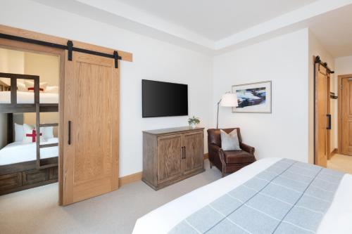 Un ou plusieurs lits dans un hébergement de l'établissement The Snowpine Lodge