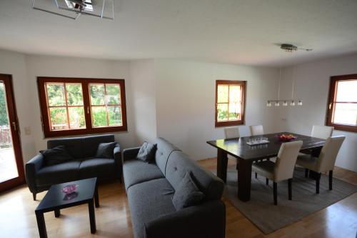 ein Wohnzimmer mit einem Sofa und einem Tisch in der Unterkunft Apartment 12 - Geräumige Ferienwohnung im Tullnerfeld 
