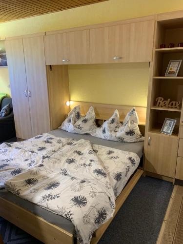 ein Schlafzimmer mit einem Bett mit Kissen darauf in der Unterkunft Ferienwohnung Chrisi im Kulmhof in Tauplitz