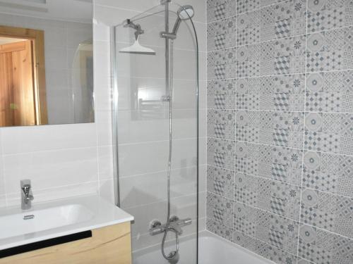 une salle de bain avec douche et lavabo dans l'établissement Bel appartement avec terrasse, proche du téléphérique et centre aquatique à Pralognan-la-Vanoise - FR-1-464-205, à Pralognan-la-Vanoise